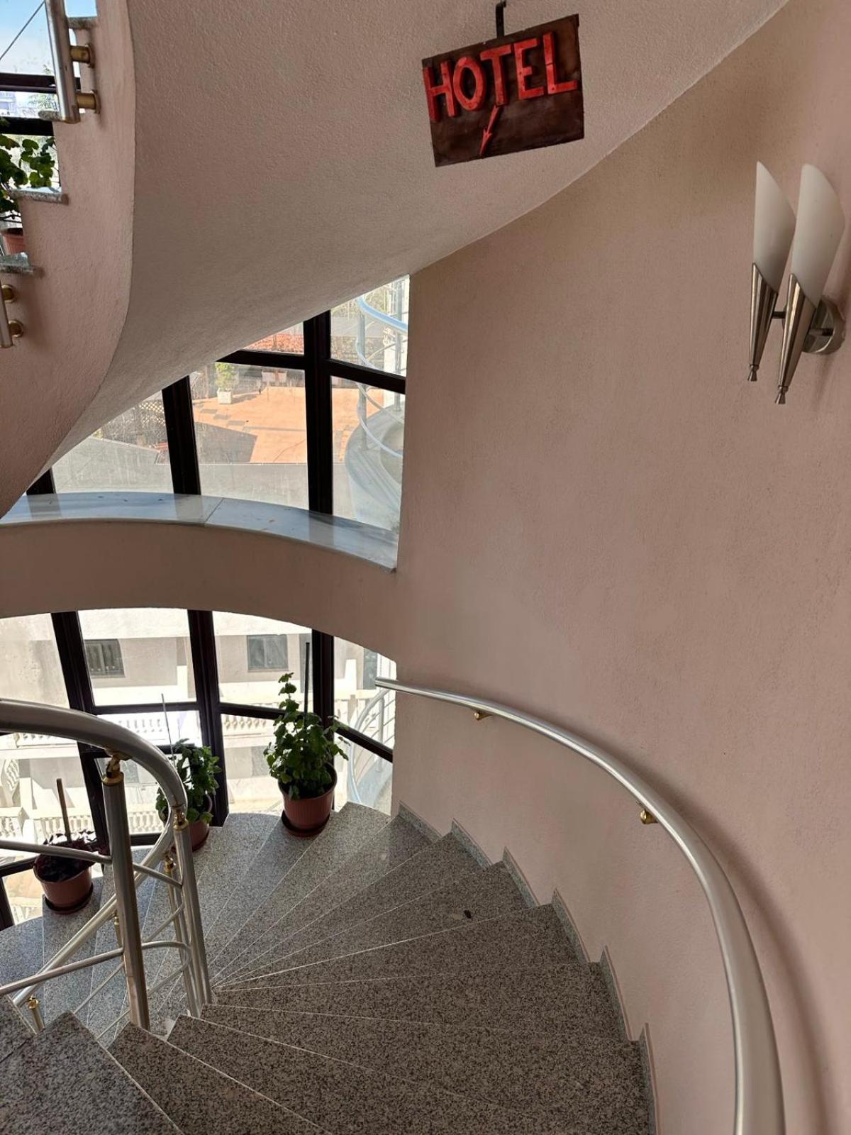 Grand Hotel Krujë Esterno foto